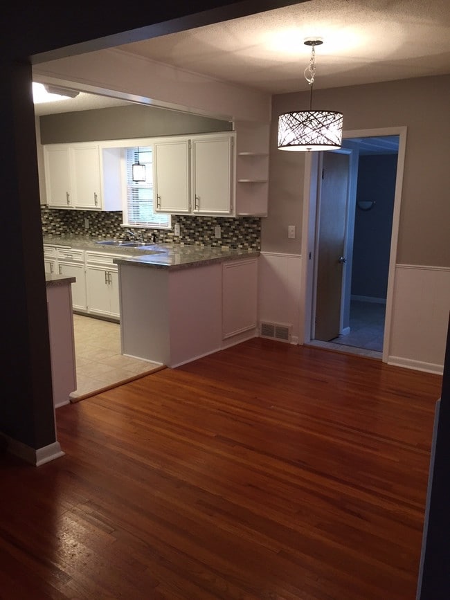 Building Photo - 2018 S Ridgewood Dr