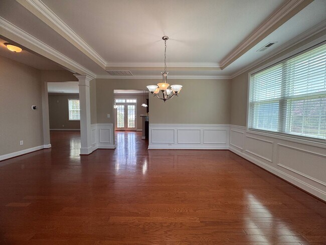 Building Photo - Stunning 5 Bedroom 4 Bath Home with 3 Car ...