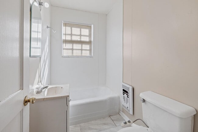 Building Photo - 420 Moss St