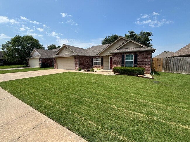 Building Photo - Awesome 3 bed/2bath/2 car Split floor plan in Southfork III!