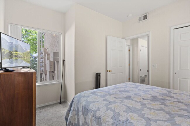 Building Photo - Fully Furnished Condo in Stratmoor Hills - Utilities Provided!