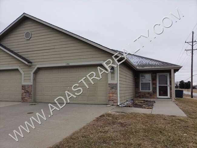 Primary Photo - Spacious Edgerton Duplex-Available in APRIL!!