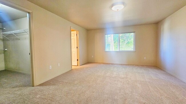 Building Photo - Beautiful 5 bed 2.5 Bath Home in Renton Highlands