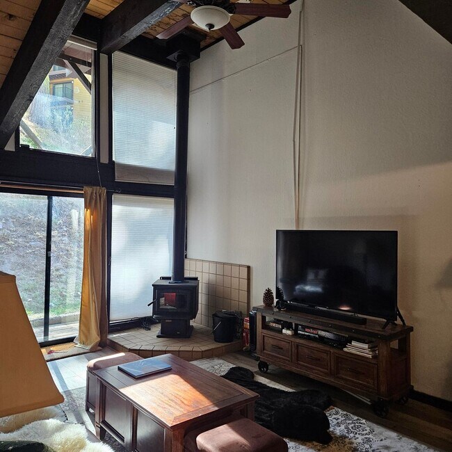 Building Photo - 2090 Chalet Rd