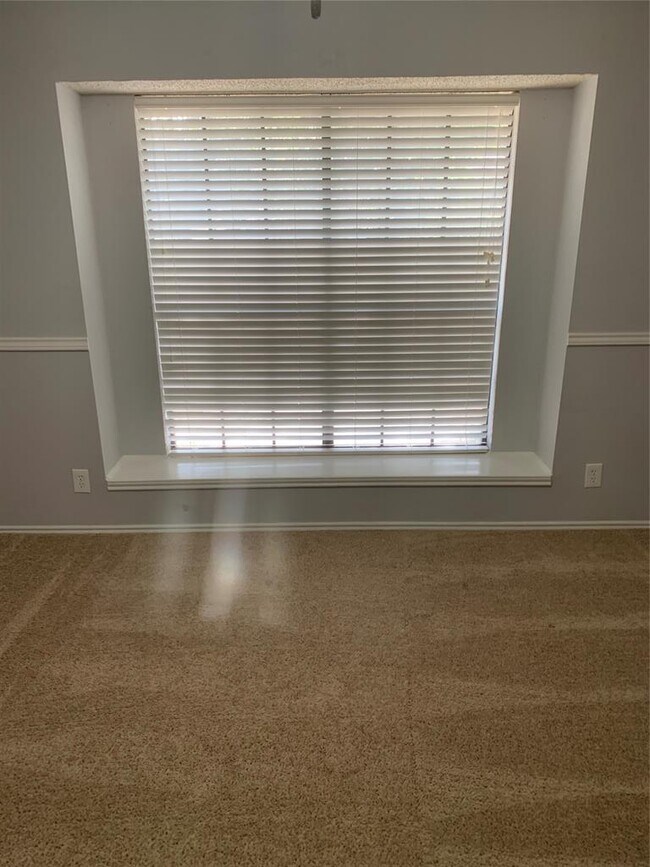 Building Photo - 807 Forest Trail