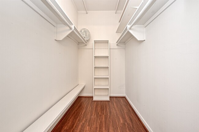 Building Photo - 10725 Boardwalk St