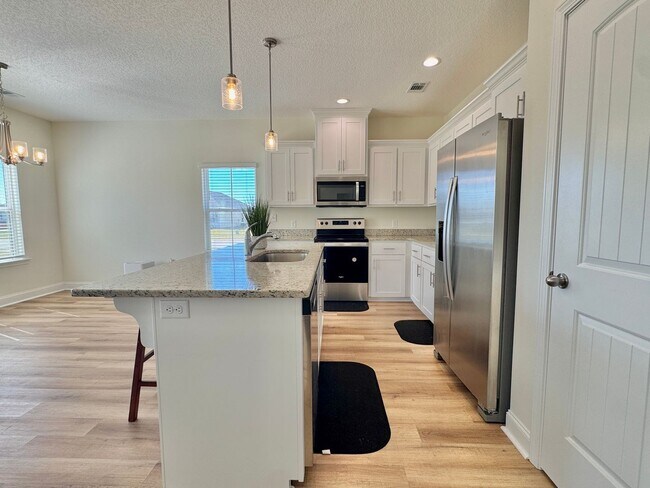 Building Photo - MOVE-IN READY! (Pet Friendly)