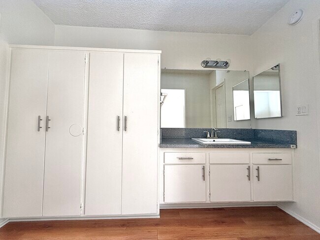 Building Photo - 14540 Hartland St