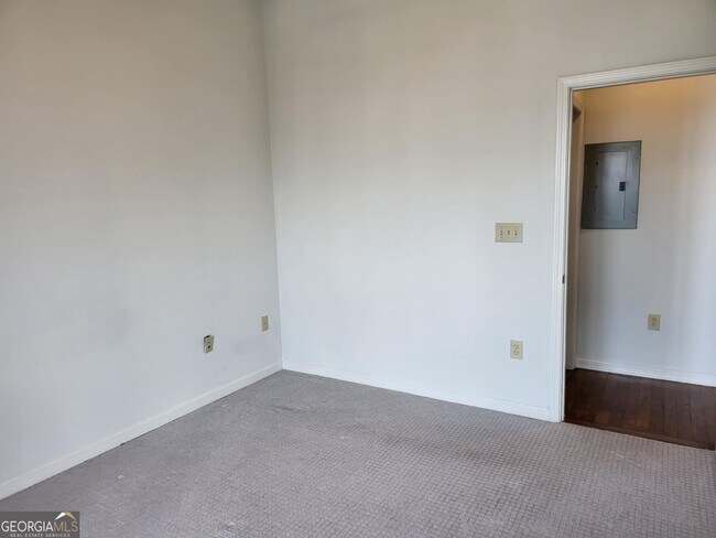 Building Photo - 3040 Peachtree Rd NW