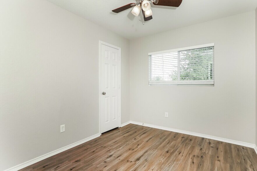 Building Photo - 11911 Pure Silver