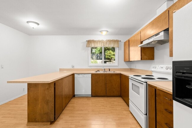 Building Photo - CHARMING HAYHURST 3 BEDROOMS, 2 BATH HOME