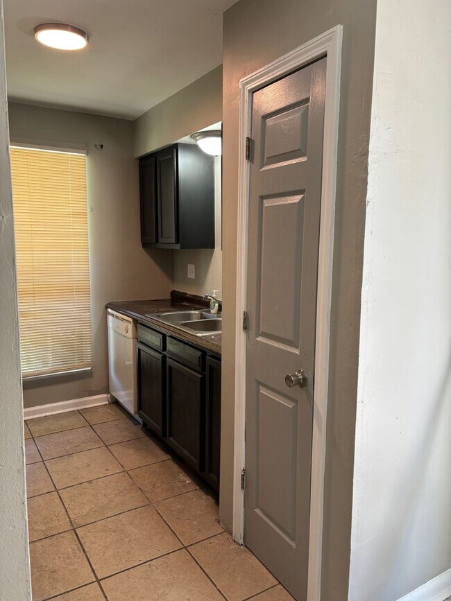 Building Photo - 2 Bedroom 2 Bath Multi Family Home