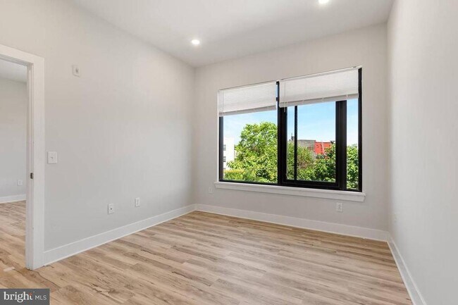 Building Photo - 2440 Kensington Ave