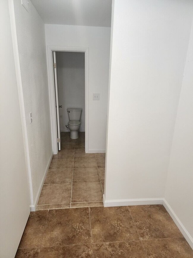 Building Photo - 3 bedroom/ 2 bath condo 1st floor condo
