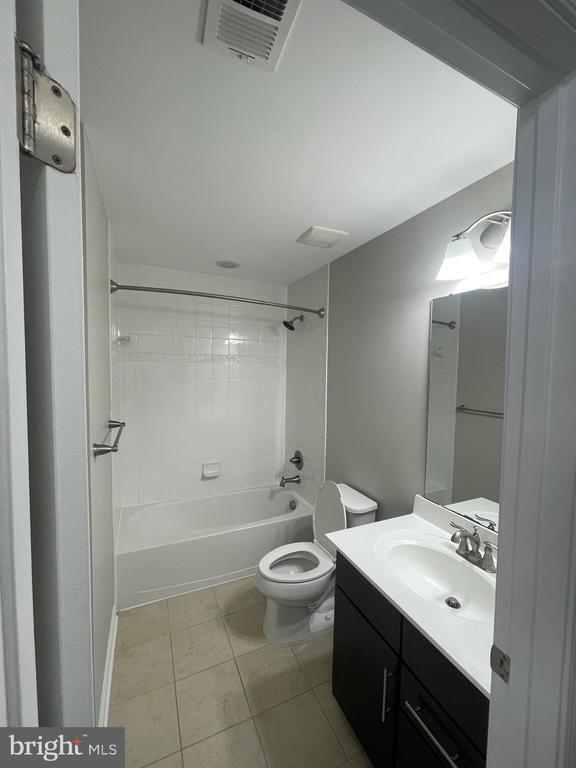 Building Photo - 8110 S Channel Dr