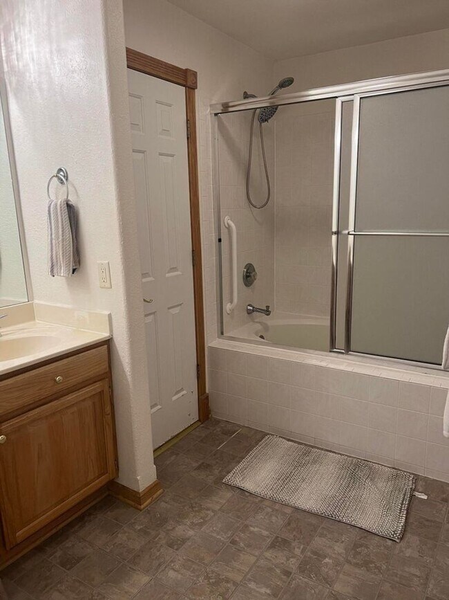 Building Photo - Brookfield Condo for Rent