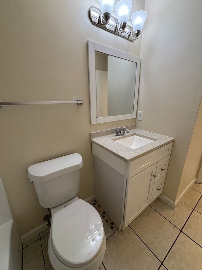 Building Photo - 1102 Frankford Ave