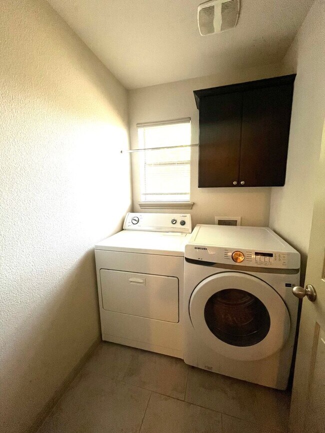 Building Photo - 4 Bed House - North of UT Campus