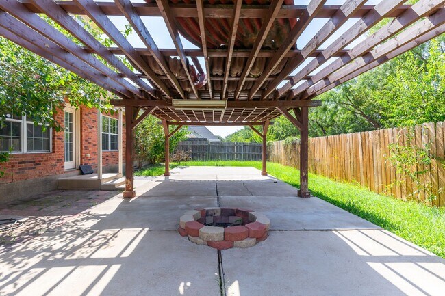 Building Photo - 3310 Silver Oaks Dr
