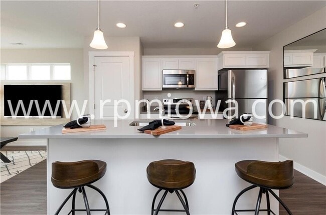 Building Photo - UPDATED!! 2 Bedroom, 2.5 Bath Townhome in Ankeny