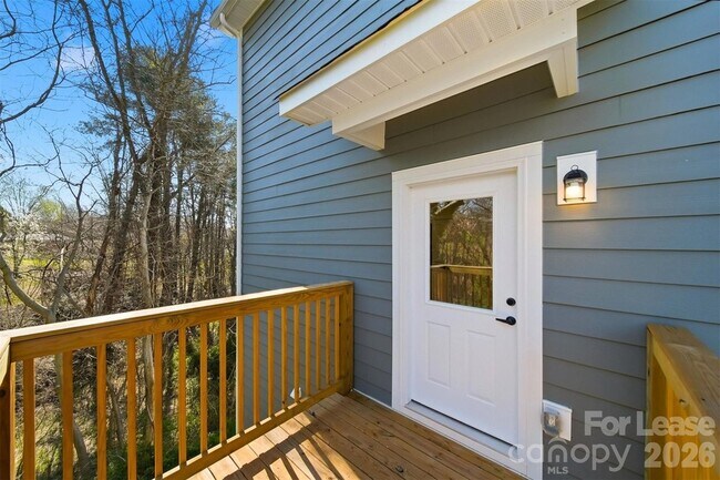 Building Photo - 403 15th Ave SW