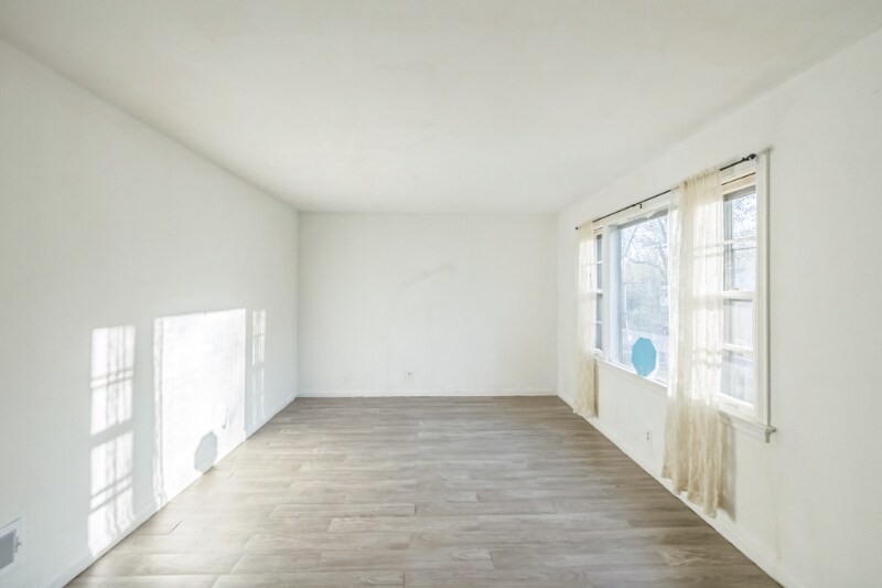 Building Photo - 10128 Cloverdale Dr