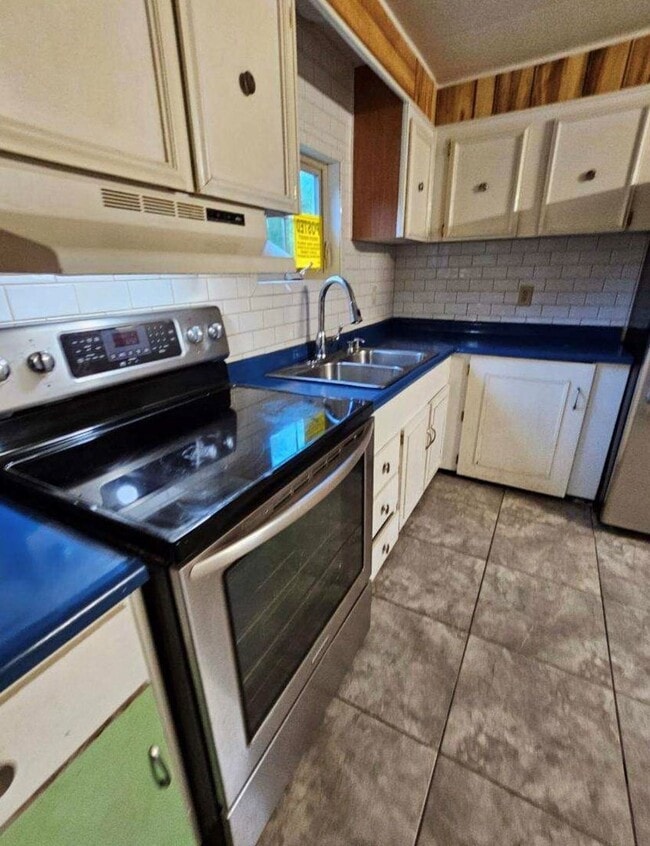 Building Photo - 3 Bedroom Home in the Mountains!