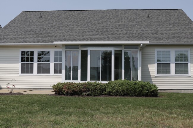 Building Photo - 920 Hanson Dr