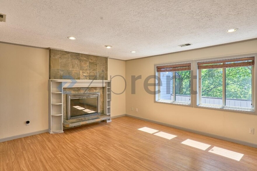 Building Photo - Unit