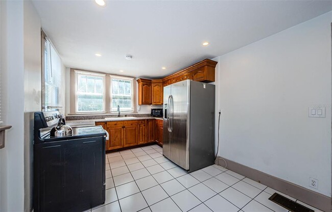 Building Photo - 620 Earle Ave N