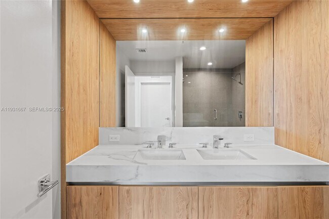 Building Photo - 11 NE 6th St