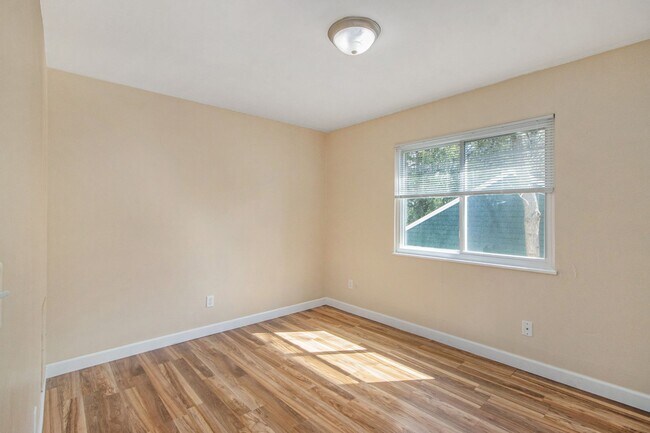 Building Photo - Lovely 2-Bed/1-Bath Townhouse – 850 sq. ft...