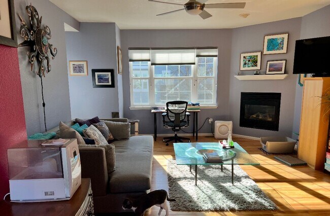 Building Photo - 2 bed 2.5 bath available NOW!