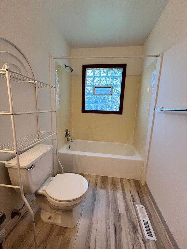 Building Photo - 2 Bed/1 Bath Duplex with Garage and Unfinished Basement!