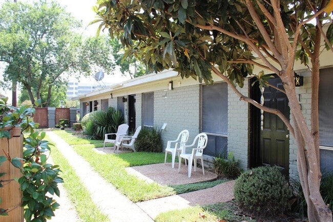 Building Photo - 606 W 51st St