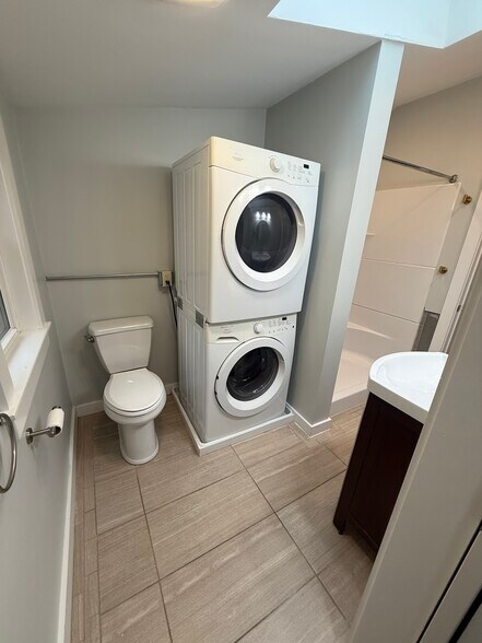 Building Photo - 7 Maverick St