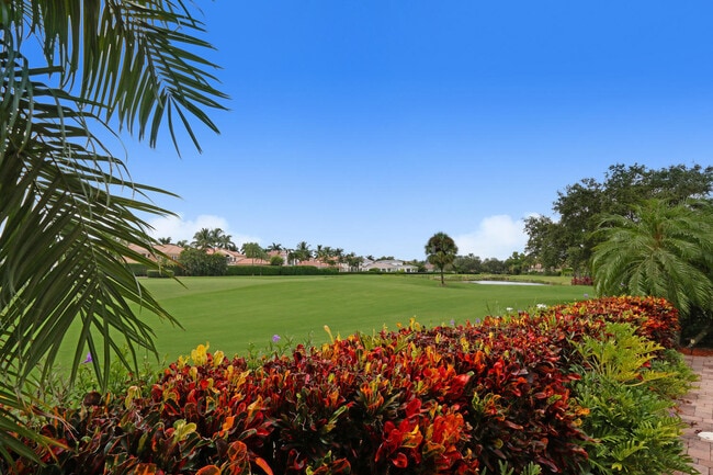 Building Photo - 528 Les Jardin Dr