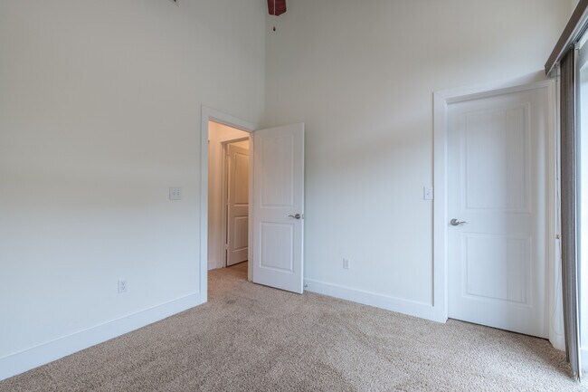 Building Photo - Beautiful 2 Bedroom, 2.5 Bath Townhome in Northwest Austin