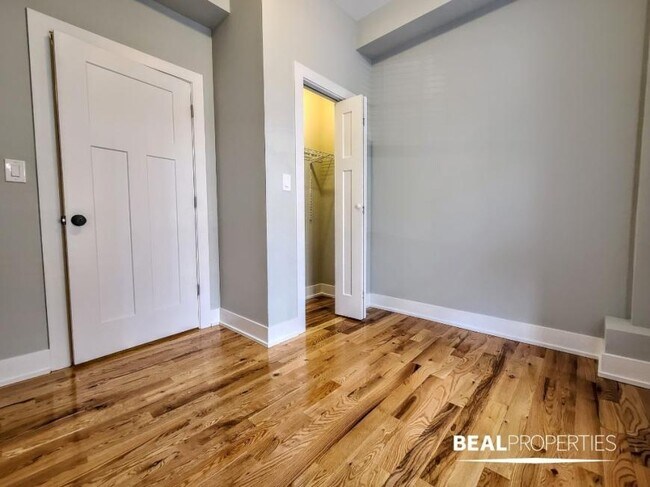 Building Photo - 2 bedroom in CHICAGO IL 60657