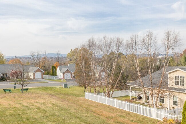 Building Photo - Spacious 3-Bedroom Townhome with Garage in a Prime Harrisonburg Location!