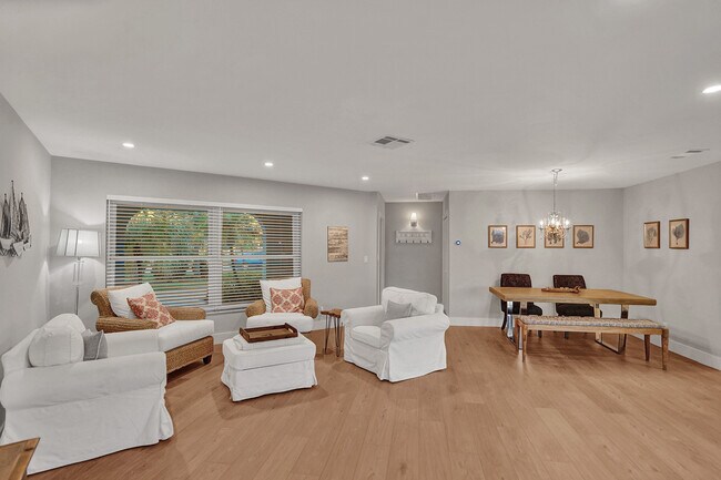 Building Photo - 620 W Palmetto Park Rd