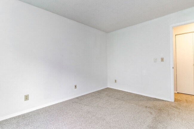 Building Photo - Bellevue Manor Condo, Great Location acros...