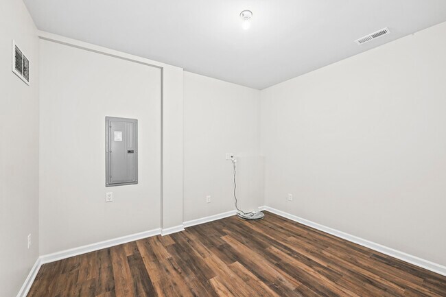 Building Photo - 1868 Forest View Ct