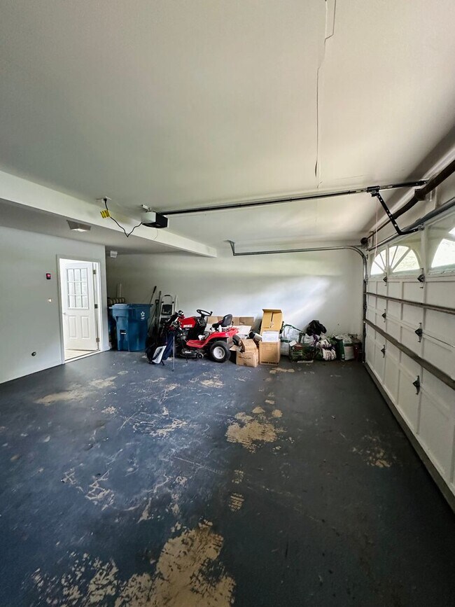 Building Photo - 103 Meadow Creek Dr