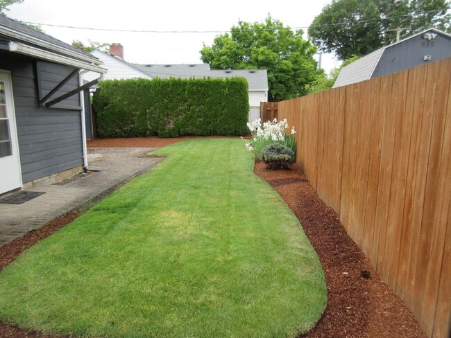 Building Photo - Three Bedroom Home in Keizer on corner lot