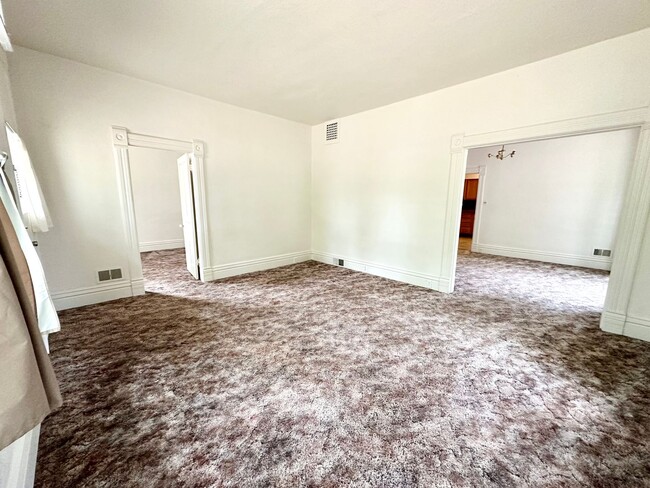 Building Photo - Charming 3 Bedroom Home Near Downtown Elle...