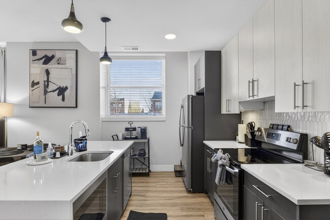 Building Photo - 1424 N Park Pl