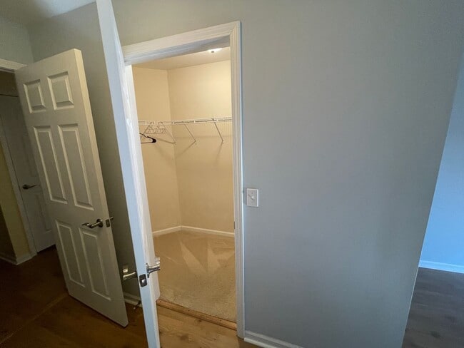 Building Photo - Beautiful 2 bed 2 bath upper Utica 1710 sq...