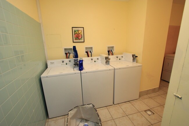 Building Photo - 32 W Market St