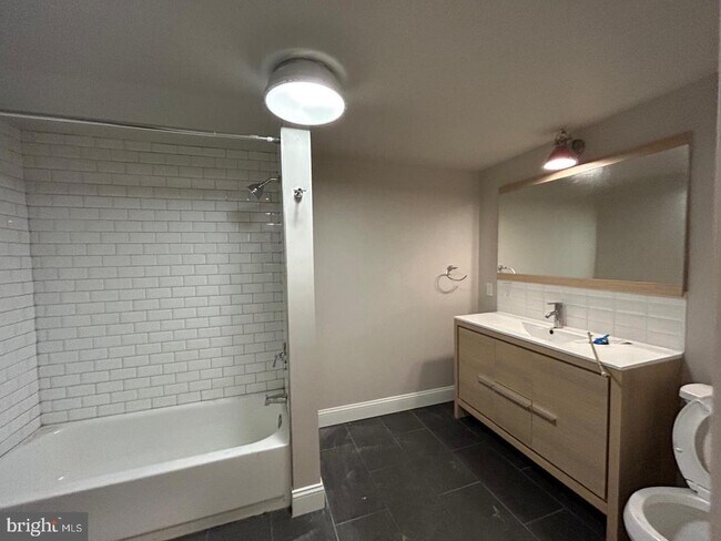 Building Photo - 900 N 29th St